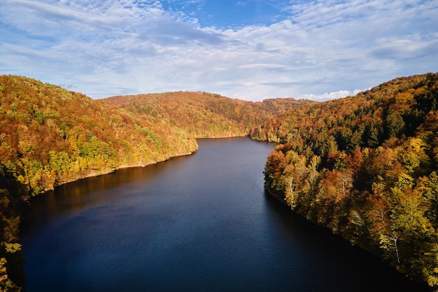 Осенний пейзаж с горами и видом на реку с высоты птичьего полета