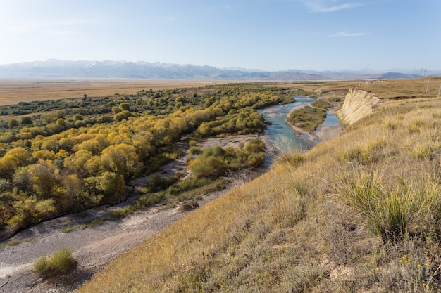Paesaggio autunnale con fiume, kazakistan
