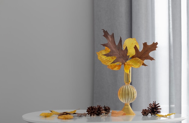 写真 現代的なインテリアのガラスの花瓶の秋の葉
