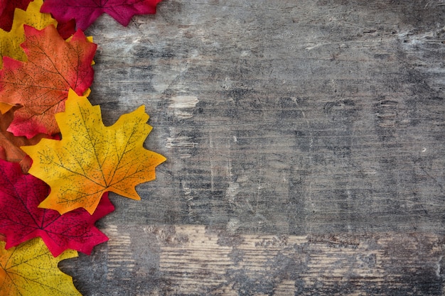 Photo autumn leaves on wooden background