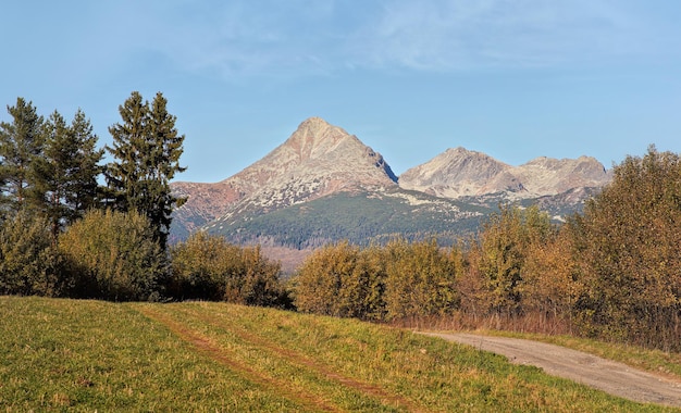 Осенние луга у проселочной дороги, пик горы Кривак (символ Словакии), вид из деревни Вазец вдали