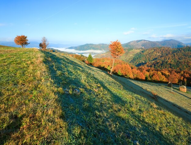 Photo autumn misty morning hill with stack of hay (mighgirya village outskirts, carpathian mt's, ukraine).