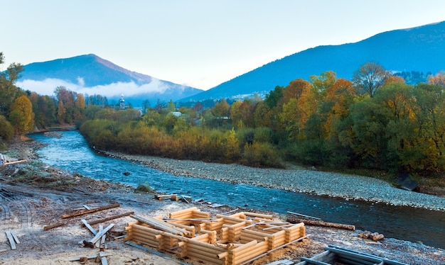 Осеннее утро горная река (Колочава, Карпаты, Украина).