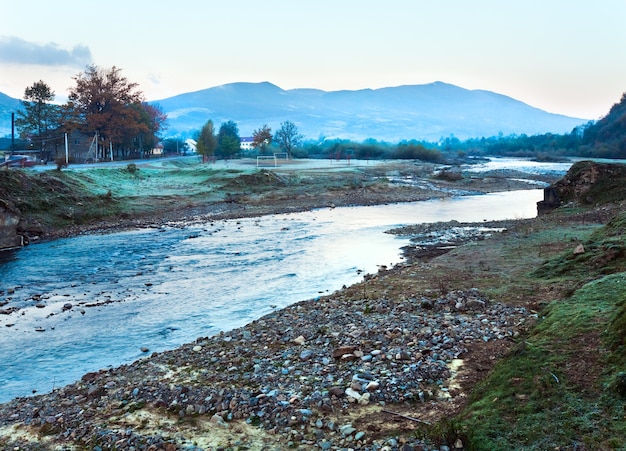 秋の朝の山の川（Kolochava村、カルパティア、ウクライナ）。