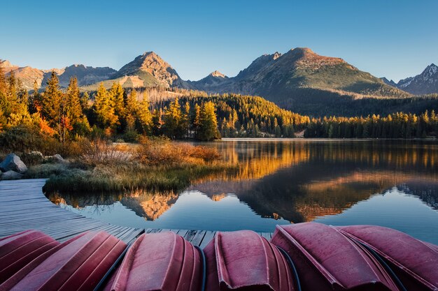 Photo autumn mountain lake with boat