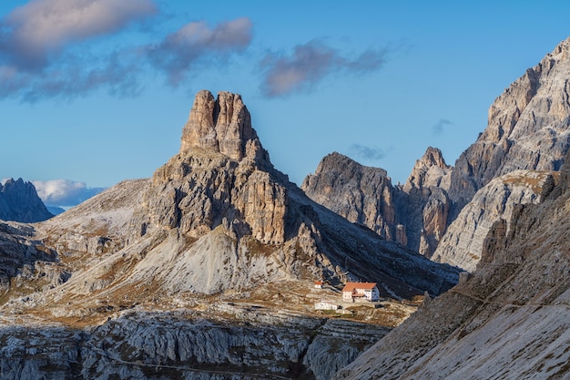 ドロミテアルプス、イタリアの秋の山の風景。