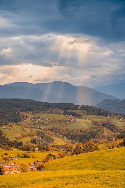 イタリア、ドロミテの秋の山の風景。