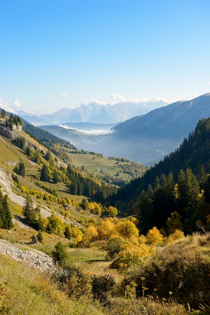 Paesaggio montano d'autunno nelle alpi francesi