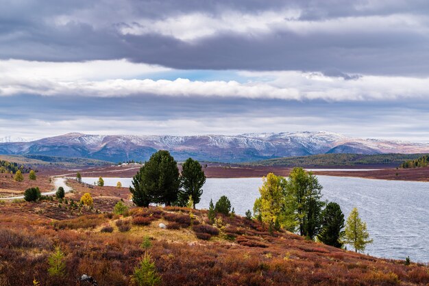 秋の山の風景、ウズンケル湖のほとり。ロシア、アルタイ共和国、ウラガンスキー地区