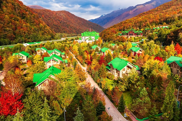 家のある秋の山の風景