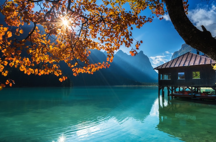 Photo autumn mountain landscape with lake dobbiaco in dolomites, italy.