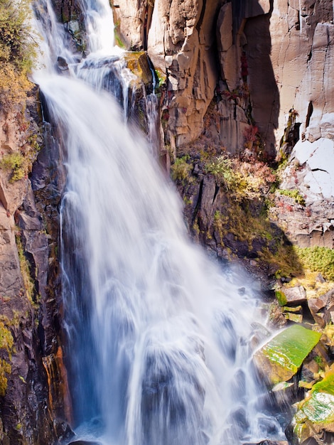Осень у водопада Норт-Клер-Крик в Колорадо.