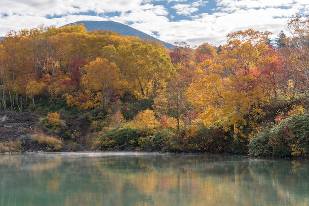Осеннее озеро Онсен Аомори Япония