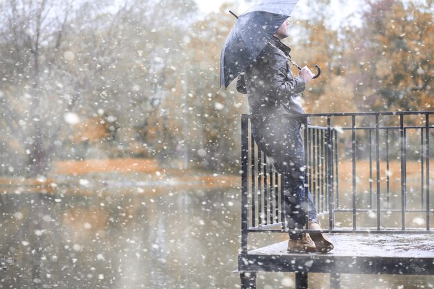 Parco d'autunno nei giorni della prima neve