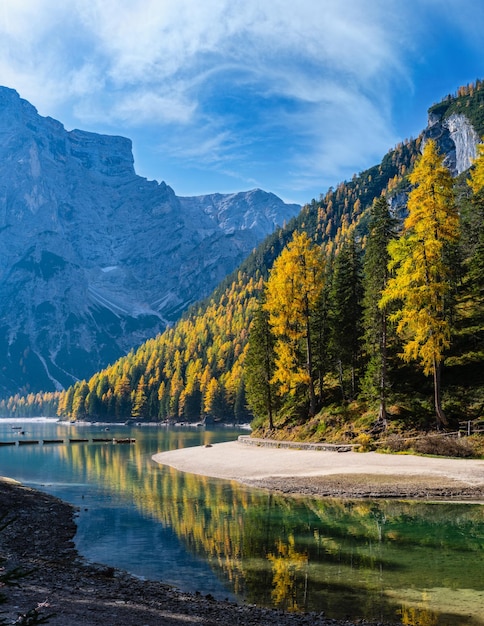 가을의 평화로운 고산 호수 Braies 또는 Pragser Wildsee FanesSennesPrrags 국립 공원 사우스 티롤 숙박료 알프스 이탈리아 유럽 그림 같은 여행 계절 및 자연의 아름다움 개념 장면
