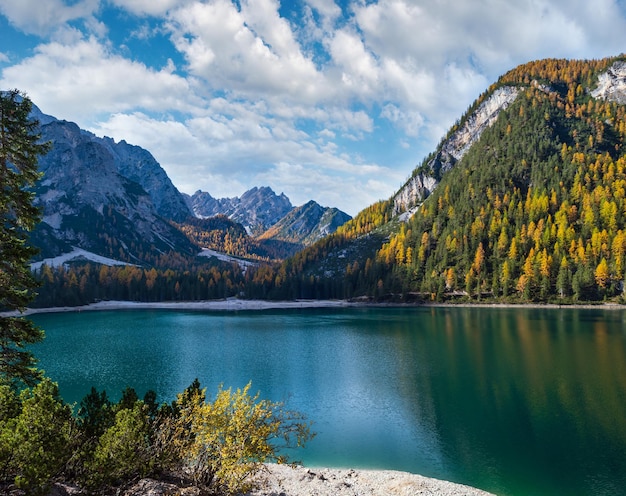 秋の静かな高山湖 Braies または Pragser Wildsee FanesSennesPrags 国立公園南チロル ドロミテ アルプス イタリア ヨーロッパ