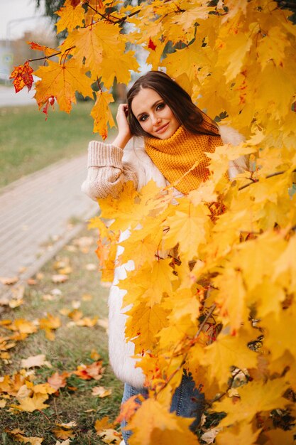 Осенняя фотосессия в парке. Счастливая женщина