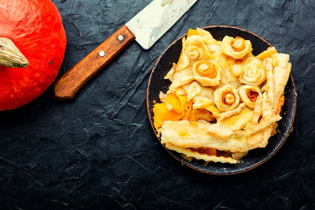 Torta autunnale ripiena di zucca.pasta di zucca.copia spazio