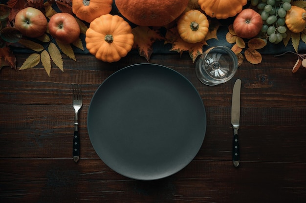 Regolazione di posto di autunno con le foglie e le zucche