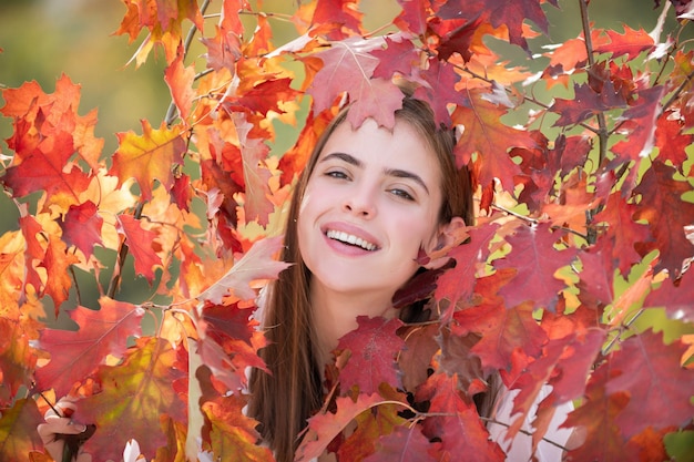 黄色のカエデの葉を持つ陽気な女性の秋の肖像画 秋の葉を持つ美少女の肖像画