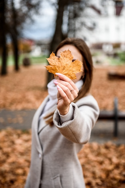 가을 공원에서 여자의 가을 초상화. 다시보기.