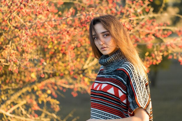 Photo autumn portrait of a girl in ethnic sweater