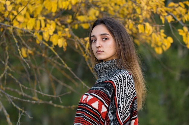 Осенний портрет девушки в этническом свитере