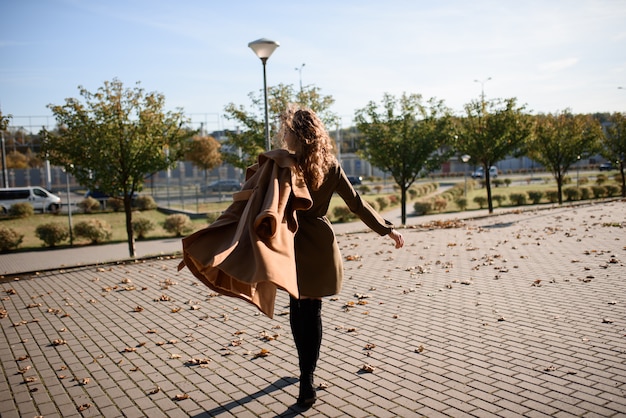 Осенний портрет рыжеволосой девушки на улице