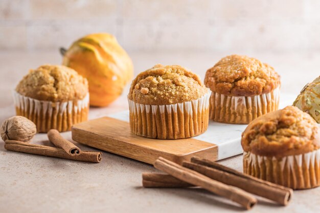 Foto cupcake di zucca d'autunno o muffin al forno con zucca fresca per il giorno del ringraziamento