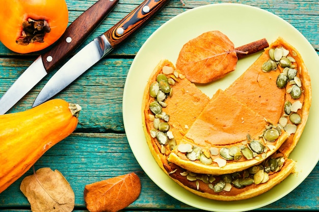 Photo autumn pumpkin pie on a plate