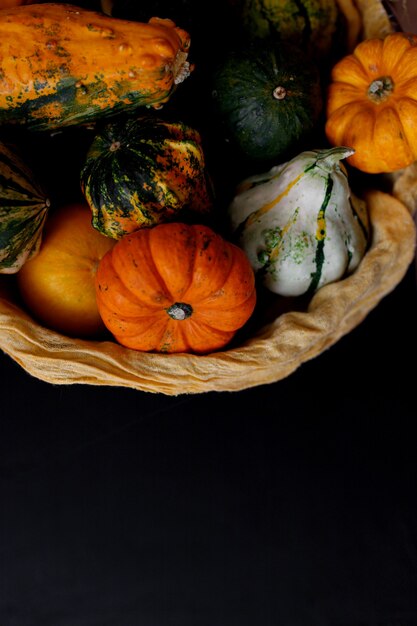 秋のカボチャ感謝祭の背景-黒いテーブルの上のオレンジ色のカボチャ