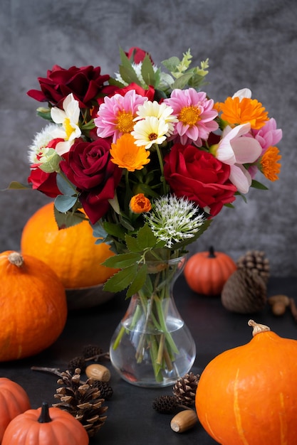 Фото Осенние тыквы и цветы на темном фоне, осенняя теплая и уютная композиция