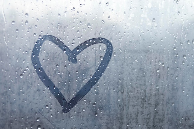 秋の雨 汗まみれのガラスの愛と心の碑文
