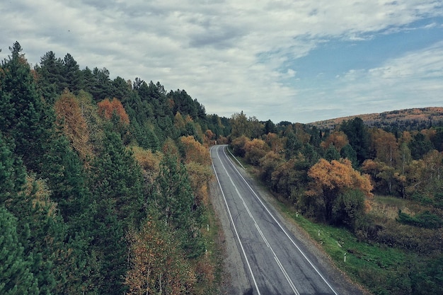 秋の道路上面図、ドローンと秋の風景