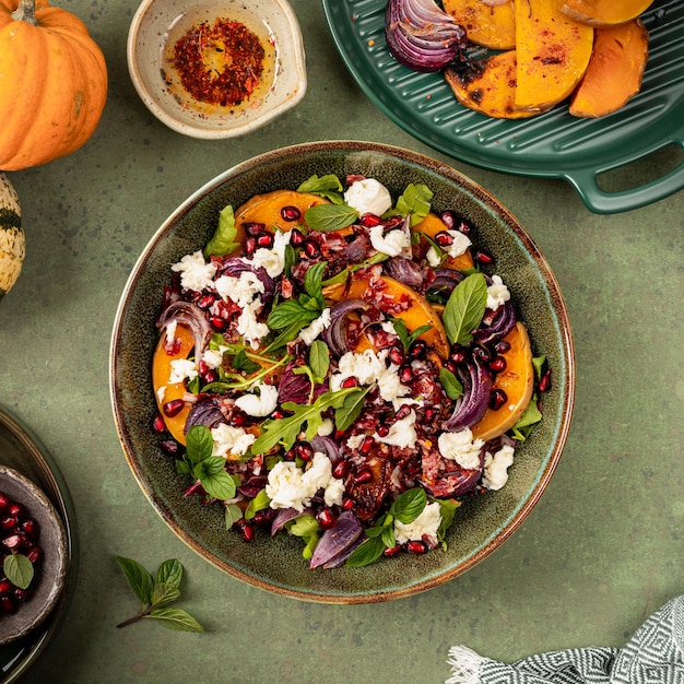 Осенний салат из запеченной тыквы, чоризо и моцареллы Концепция здорового питания Концепция осеннего питания Вид сверху