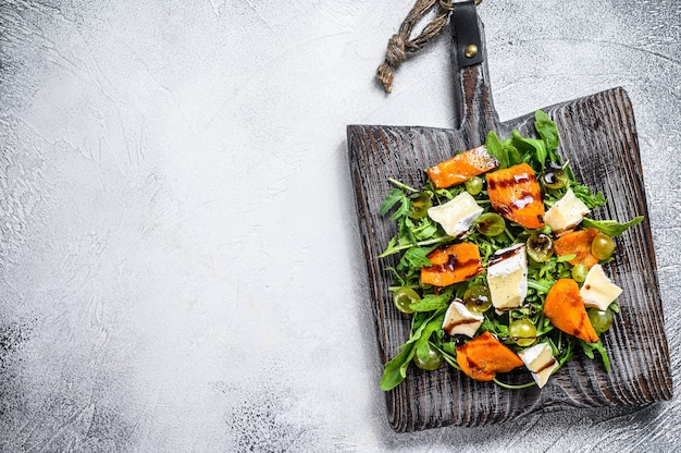 Insalata autunnale con zucca al forno e formaggio brie