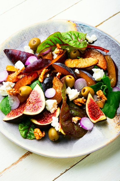 Осенний салат со сливами, инжиром и оливками. Летний салат из фруктов и орехов. Здоровое питание.
