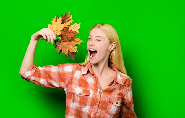 秋のセールカラートレンド秋の流行トレンド紅葉秋の女の子幸せな金髪の女性と金