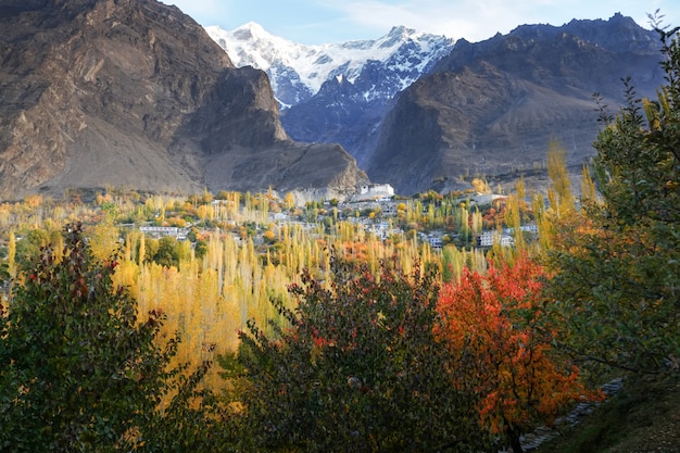 Scena di autunno in karimabad con le montagne sullo sfondo. valle della hunza, pakistan.