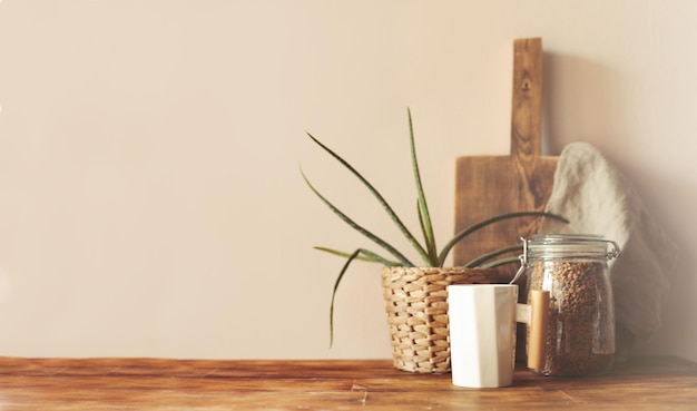 Disposizione della scena autunnale. una tazza di caffè, taglieri di legno e fiori secchi alla luce del sole.