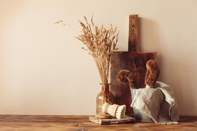 Disposizione della scena autunnale. una tazza di caffè, taglieri di legno e fiori secchi alla luce del sole.