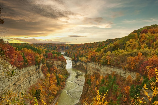 滝と峡谷の秋の情景