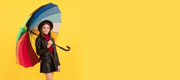 秋の季節の雨の天気予報に戻る学校秋ファッション アクセサリー秋傘雨天水平ポスター バナー コピー スペースを持つ子供