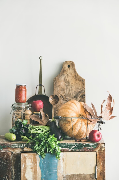 Foto ingredienti alimentari di stagione autunnali e utensili da cucina