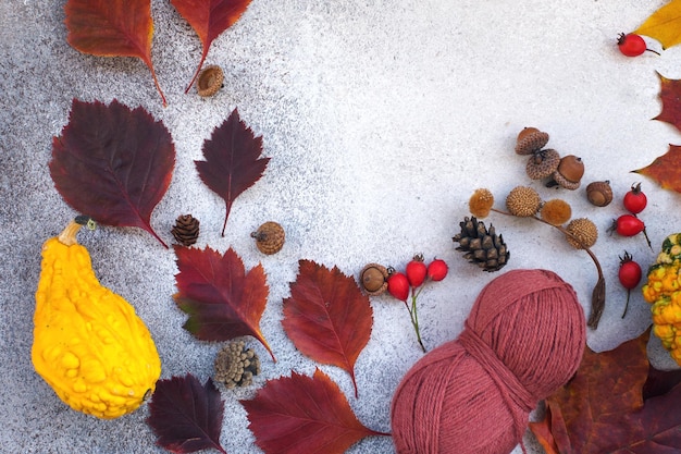 写真 秋の静物居心地の良い構図で、落ち葉のカボチャの円錐形とテキスト用の糸のトップビュースペース
