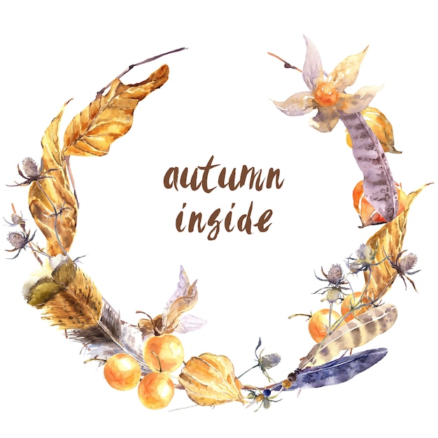 Осенний рассказ венок. Желтые опавшие сухие листья, дикие перья, веточки, цветы и ягоды изолированы