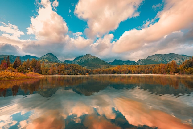 秋の夕暮れの風景と静かな平和な山の湖 秋の季節の自然の静けさ 霧
