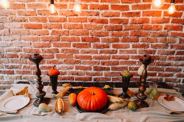 写真 カボチャとキャンドルで感謝祭の秋のテーブルセッティング