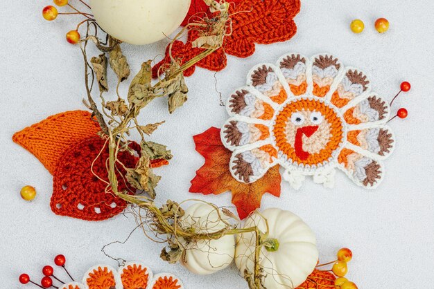 Фото Осенняя настройка стола, столовые приборы для дня благодарения, традиционный осенний декор, праздничное уютное настроение, кукурузные индейки и листья, сделанные вручную