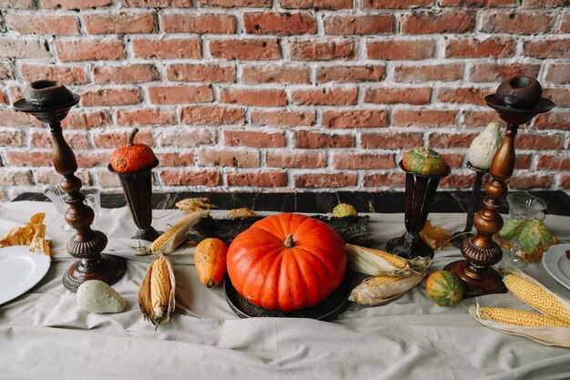 Foto tavola autunnale per il giorno del ringraziamento con zucche e candele